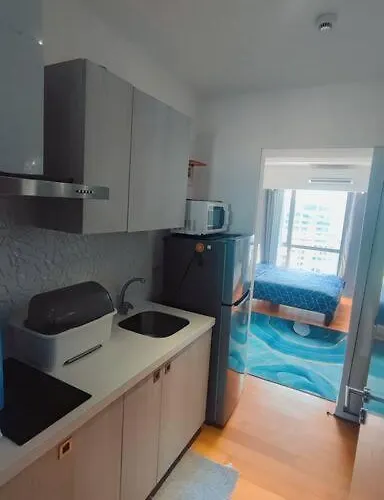 Aveline Luna,1br, Rockwell Side