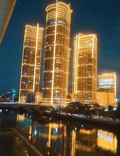 Aveline Luna,1br, Rockwell Side *