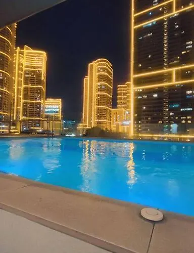 Aveline Luna,1br, Rockwell Side *