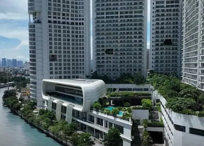 Aveline Luna,1br, Rockwell Side * Manila