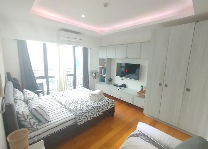 Aveline Luna,1br, Rockwell Side *